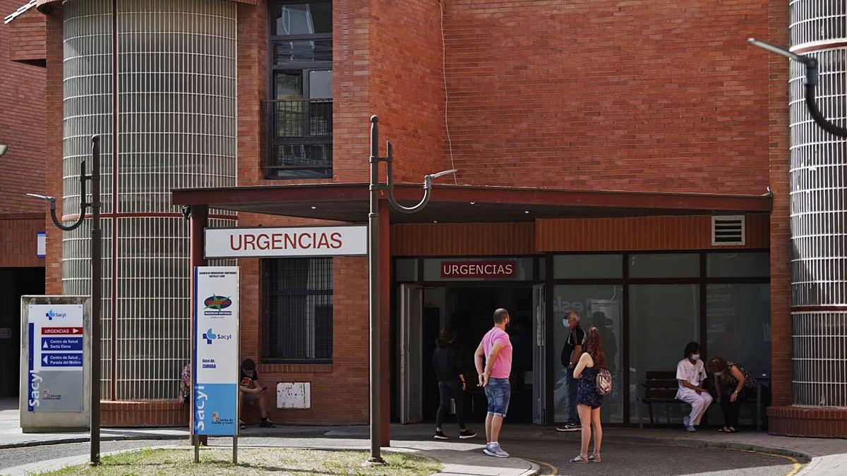 Ciudadanos guardan cola en las urgencias del centro de salud de Santa Elena.