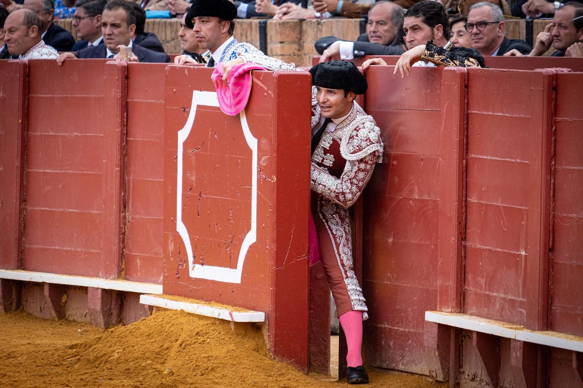 09. Antonio Chacón atento en el burladero.jpg