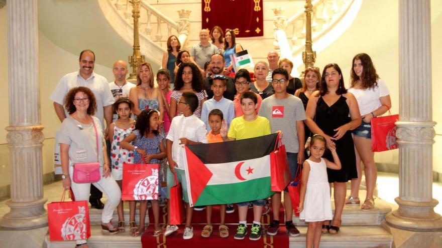 Los niños saharauis con sus familias de acogida.