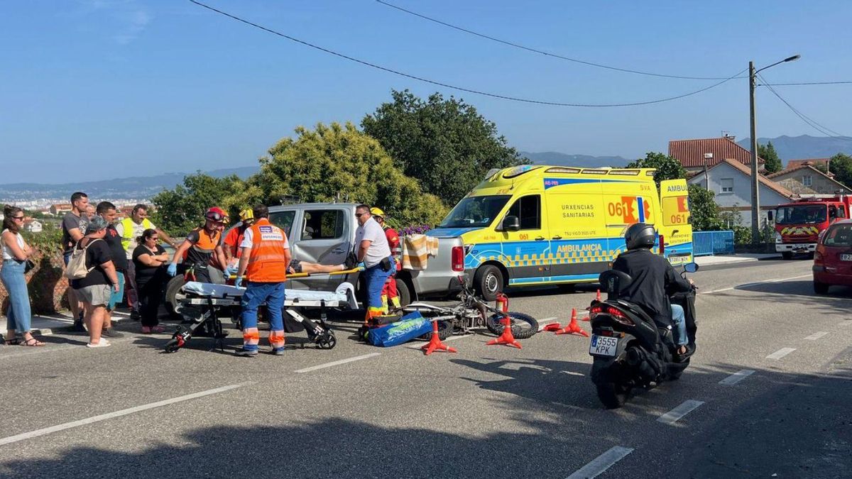 Efectivos de emergencias asistiendo al piloto herido en la PO-315 en Darbo.