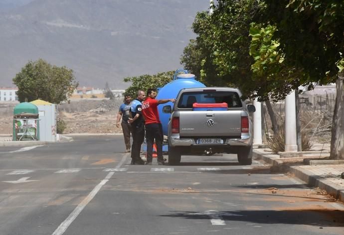 17/07/2019 POZO IZQUIERDO. SANTA LUCIA DE TIRAJANA. Tierra en los Duplex de Pozo Izquierdo por las obras de unos invernaderos.  Fotógrafa: YAIZA SOCORRO.  | 17/07/2019 | Fotógrafo: Yaiza Socorro