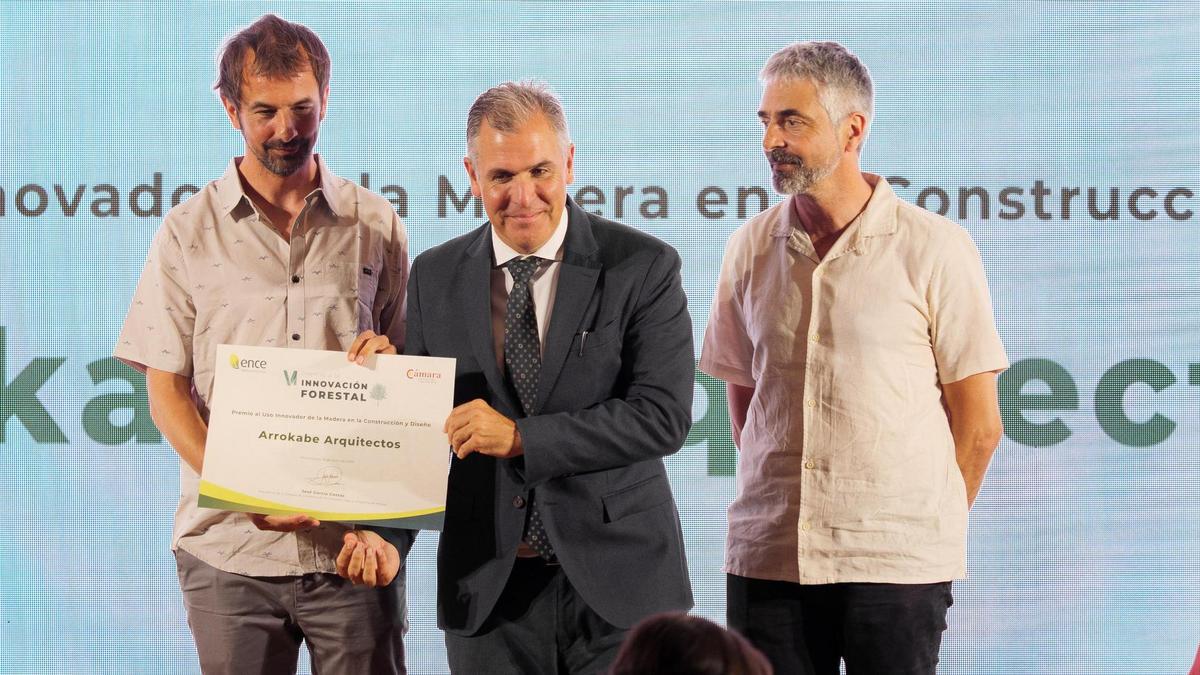 Iván Andrés Quintela (izquierda) y Óscar Andrés Quintela, de Arrokabe Arquitectos, tras recibir el Premio al Uso Innovador de la Madera en la Construcción y Diseño.