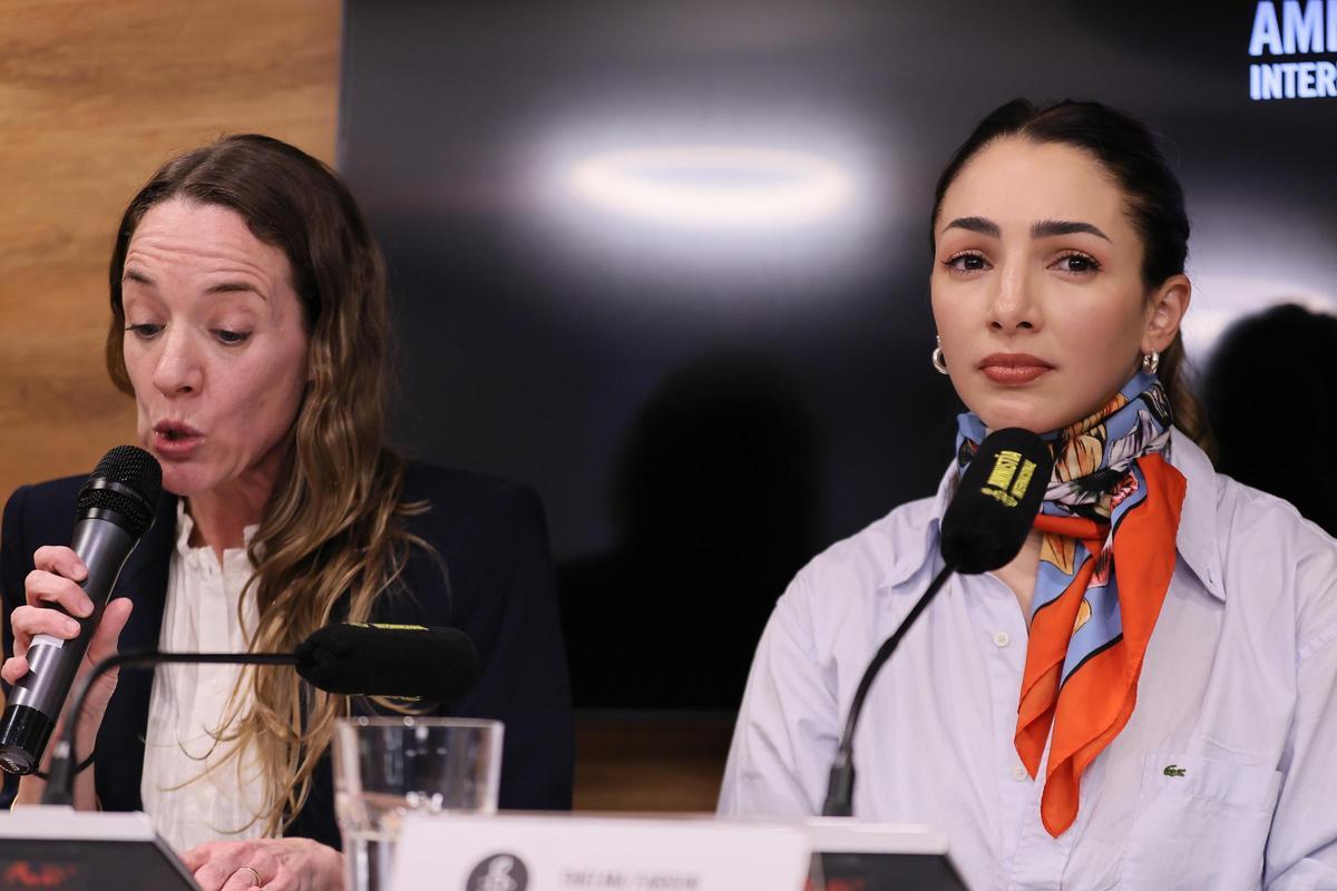 La actriz Thelma Fardin (d), que demandó a Juan Darthés por abusar sexualmente de ella cuando tenía 16 años.