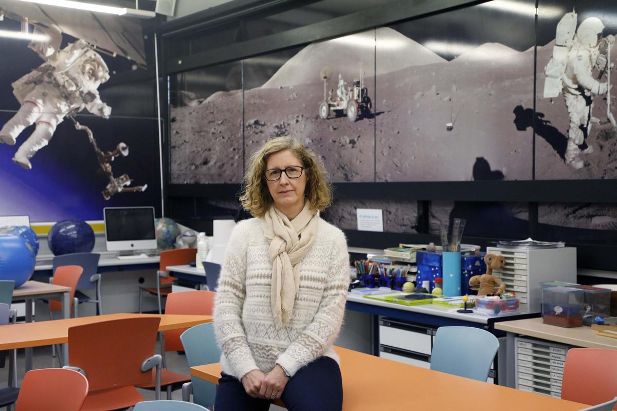La astronoma Amelia Ortiz, en al 'Aula del Cel' del Observatorio Astronomico de la Universitat de València.