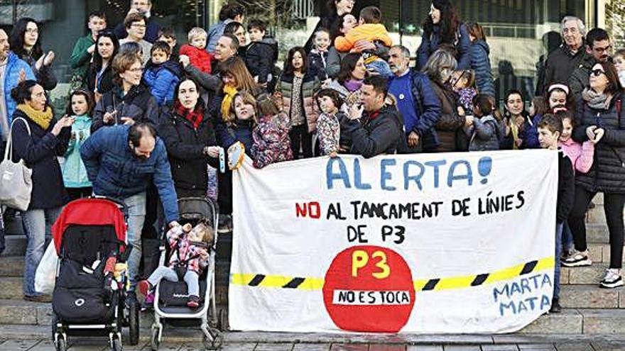 Familiars i professors davant la seu de la Generalitat, ahir.