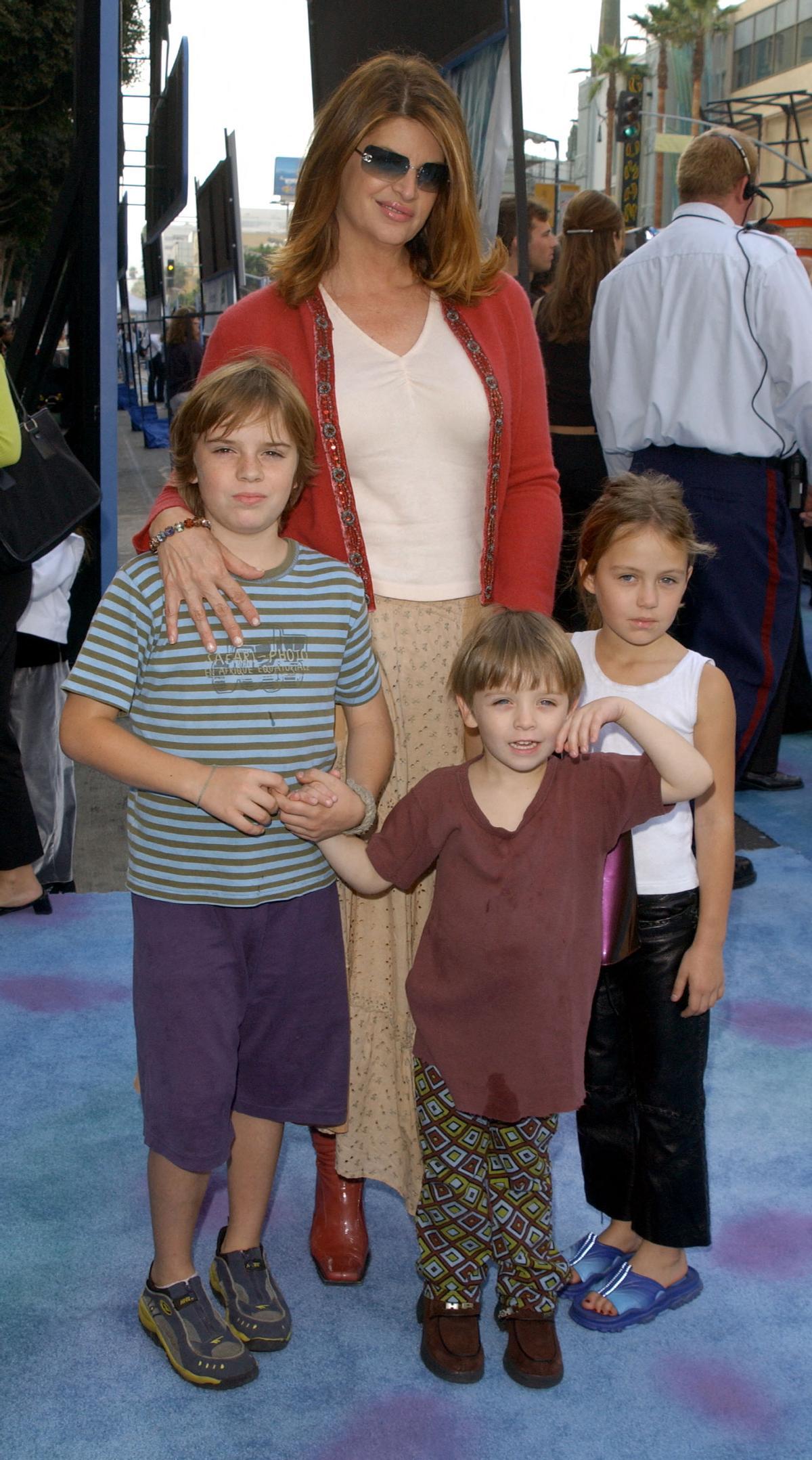 Kirstie Alley y sus hijos True y Lilly, y su amigo Timothy, en el estreno de Monsters Inc en Los Ángeles. La imagen es del 28 de octubre del 2001.