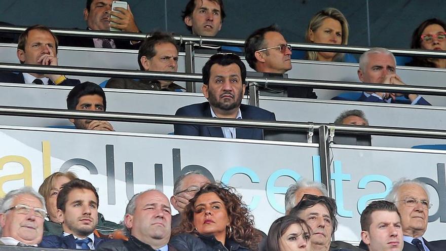 Al Thani y uno de sus hijos en Balaídos en un Celta-Málaga.