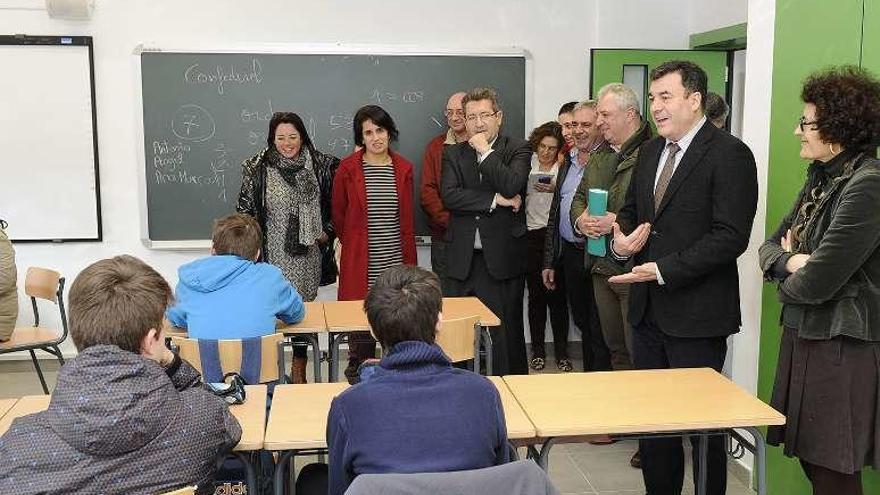 El titular de Educación, Román Rodríguez, visita un instituto. // FdV
