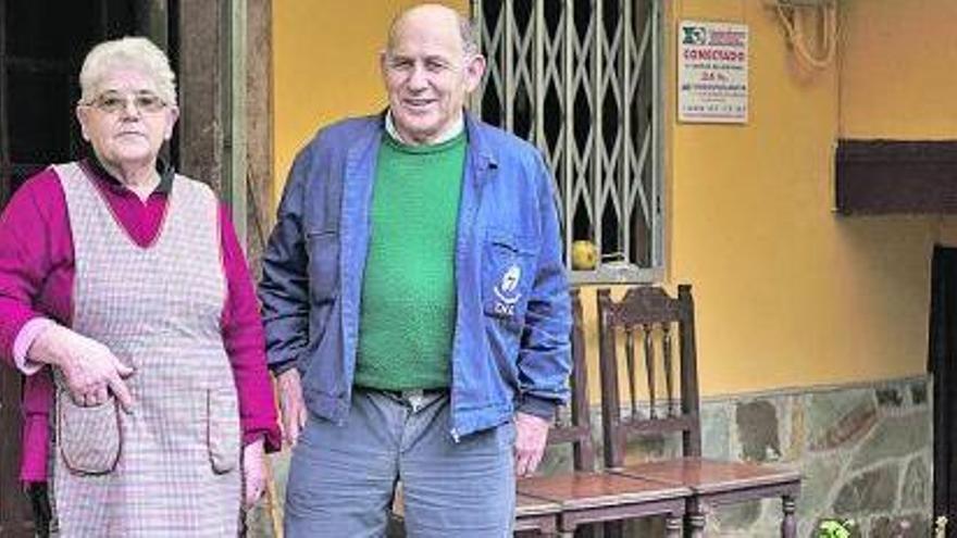 Celsa Alonso y Luis López, a la entrada de su vivienda en Las Rabias.