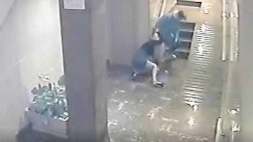 Secuencia del vídeo facilitado por la Guardia Civil que recogía una agresión a una mujer en Sant Joan.