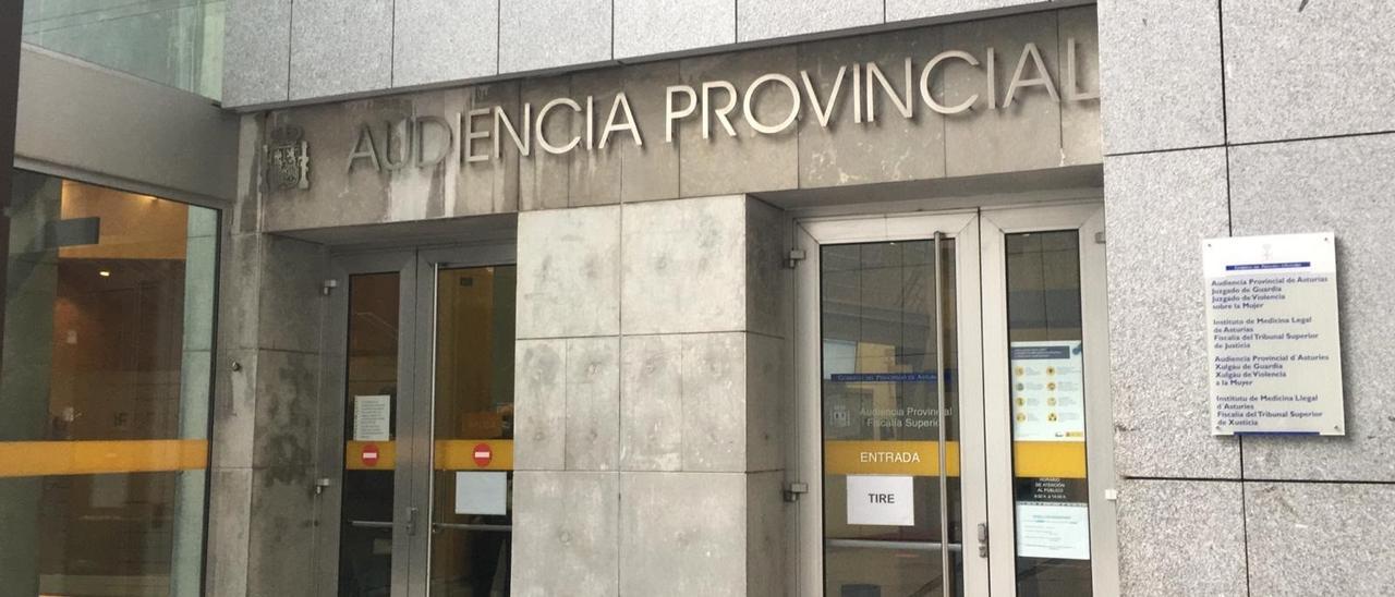 La entrada a la Audiencia Provincial de Oviedo