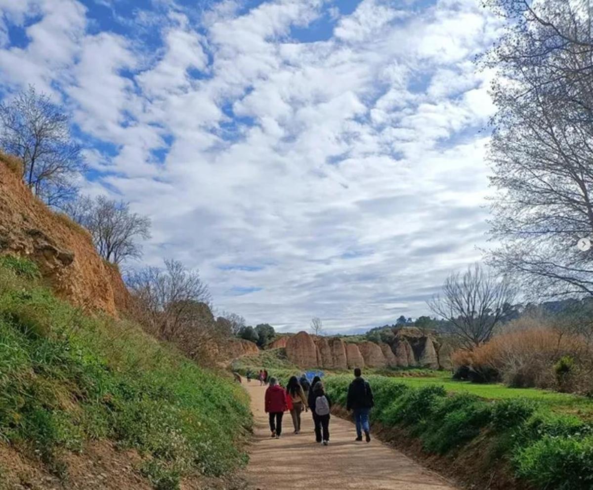 Membres d'Igualada Acull en una excursió per la Via Blava de la capital de l'Anoia