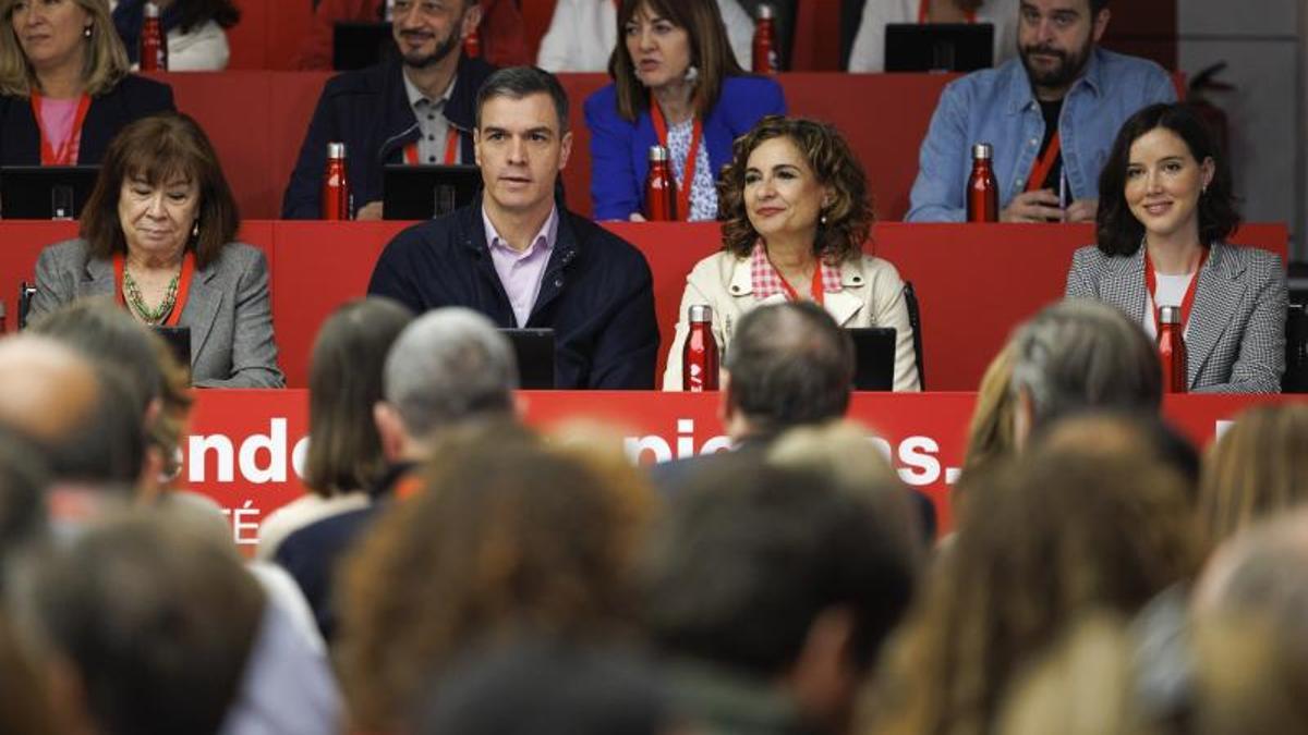 La presidenta del partido Cristina Narbona, el presidente del Gobierno y secretario general del PSOE Pedro Sánchez, la ministra de Hacienda y vicesecretaria general del partido María Jesús Montero y la secretaria de Igualdad del PSOE Andrea Fernández Benéitez asisten a la reunión del Comité Federal del PSOE en la calle Ferraz en Madrid, este sábado. EFE/ Sergio Pérez