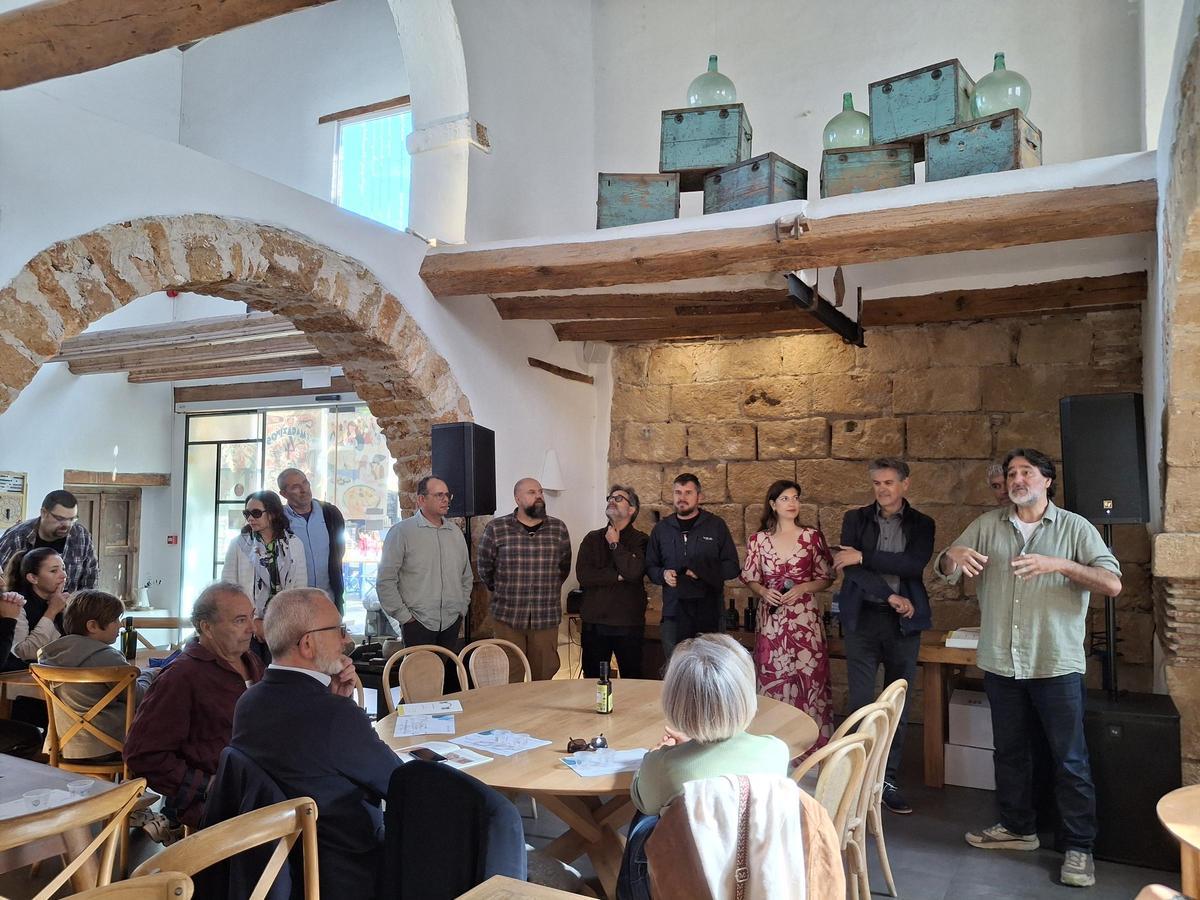 Los productores, Marina Vega, el historiador Javier Calvo y Luis Cañizares
