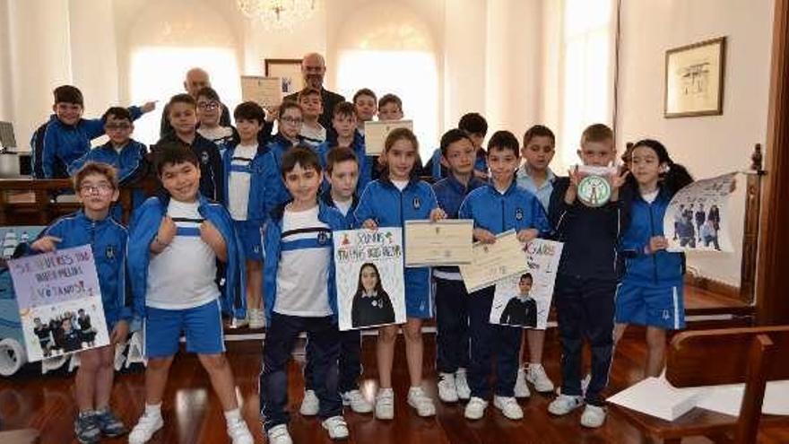 Los estudiantes ayer en el salón de plenos de Bueu. // T.G.