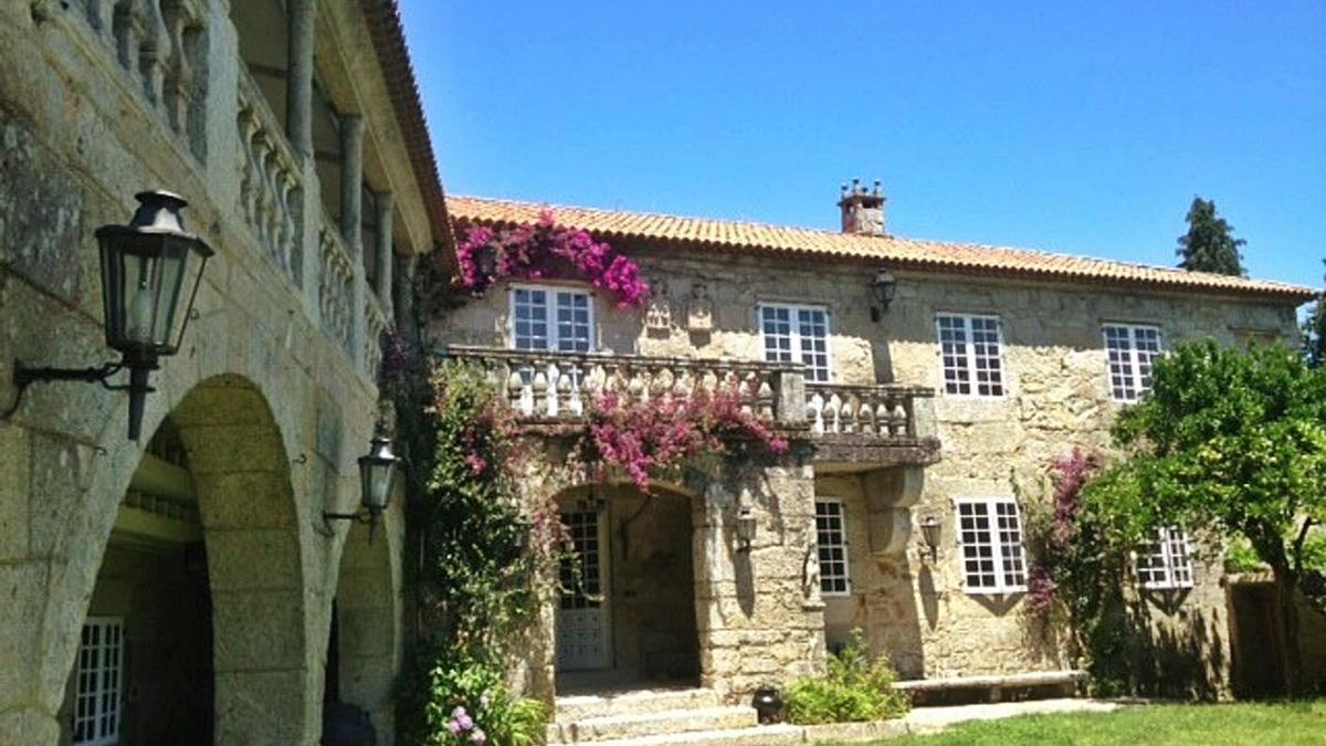 El exterior del pazo,  catalogado por Patrimonio.