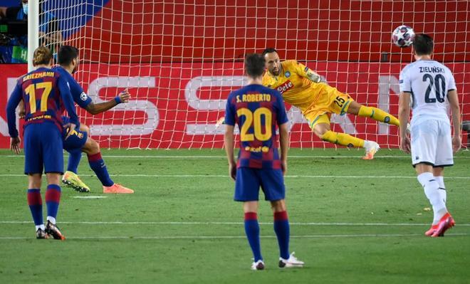 El delantero uruguayo del Barcelona Luis Suárez marca un penalti durante el partido de fútbol de octavos de final de la Liga de Campeones de la UEFA entre el FC Barcelona y el Nápoles en el estadio Camp Nou de Barcelona.