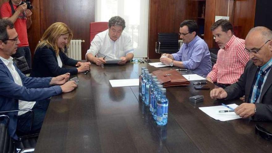 Una reunión de la junta de portavoces, con el portavoz socialista, Agustín Fernández, a la derecha. // R.V.
