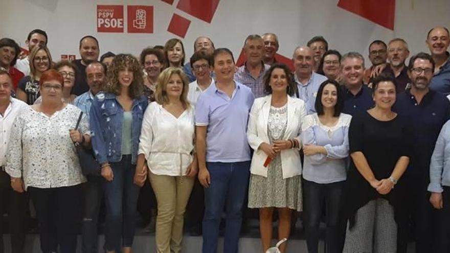 Militantes del PSPV de la Vall con Caballero y Mascarell en el comité comarcal celebrado el lunes.