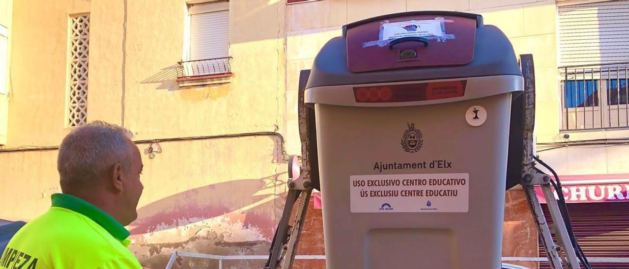 La empresa de Limpieza instalando un contenedor marrón en una calle de Elche