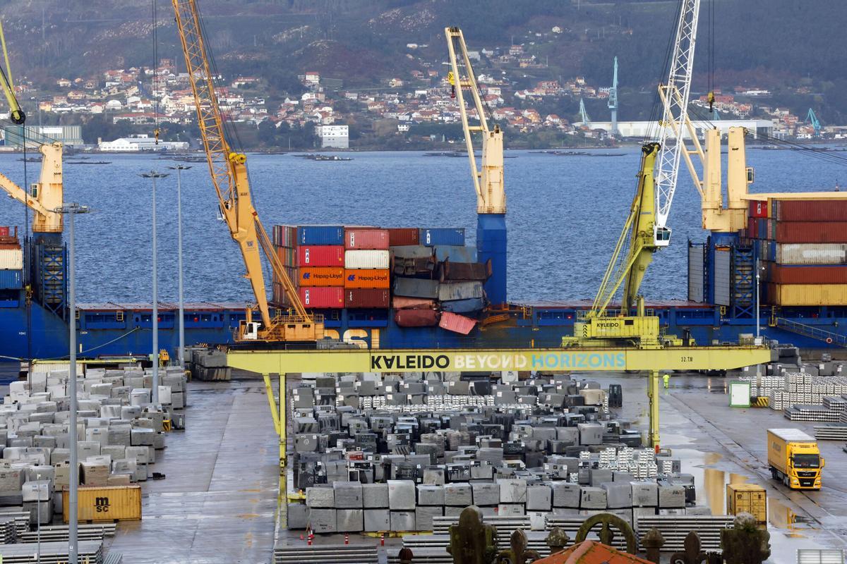 Llega a Vigo un buque mercante con un espectacular corrimiento de carga causado por el fuerte oleaje