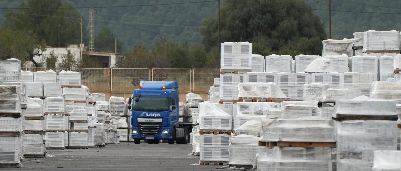 Carga de cerámica en el exterior de una fábrica de Castellón.