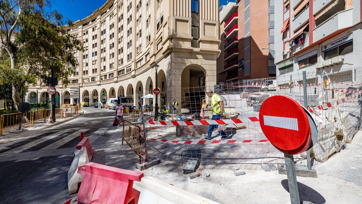 Siguen las obras en la calle Ondulada de Benidorm.