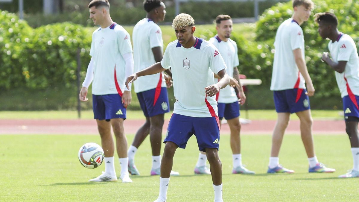 Lamine Yamal, durante un entrenamiento con España.