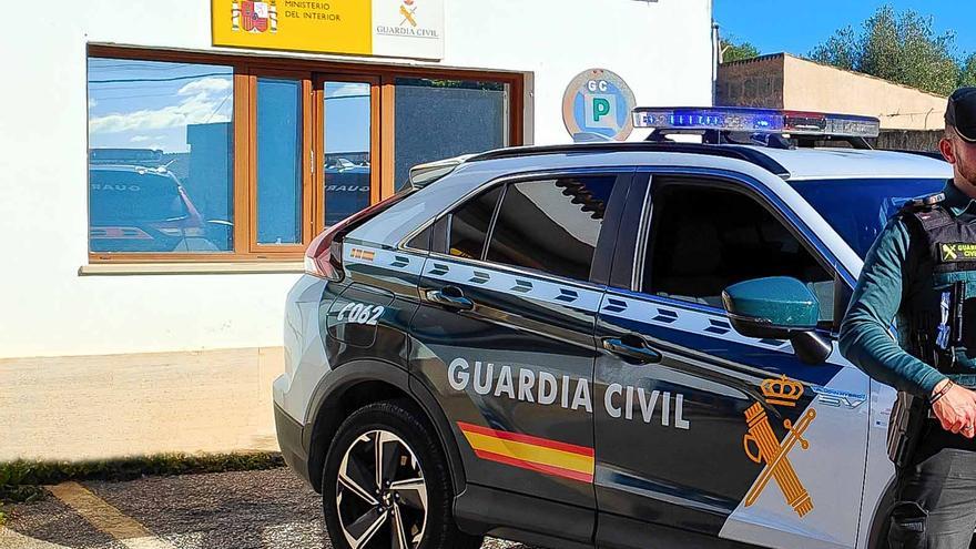 Detienen a un menor alemán por atracar a un hombre de noche en la playa del Arenal con un mataleón