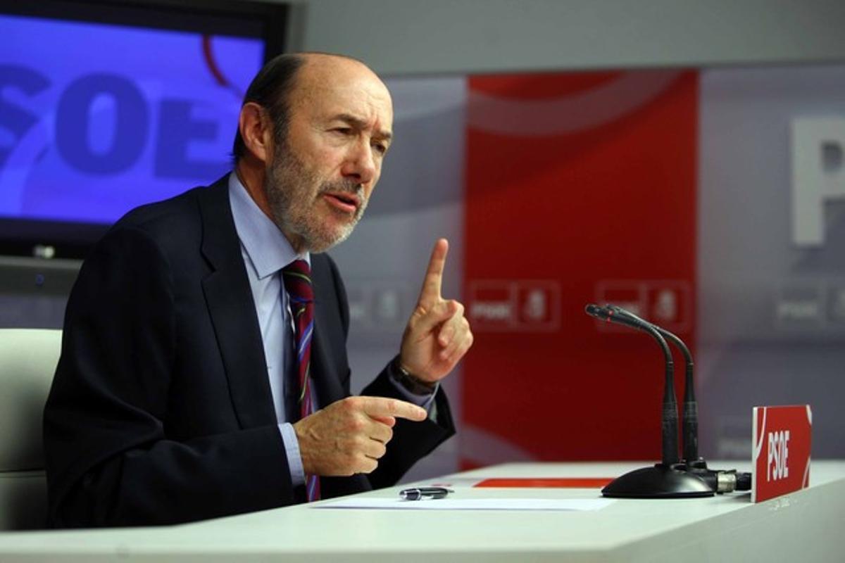 Rubalcaba, durant la roda de premsa a Ferraz, aquest dilluns. Rubalcaba, durant la roda de premsa a Ferraz, aquest dilluns.