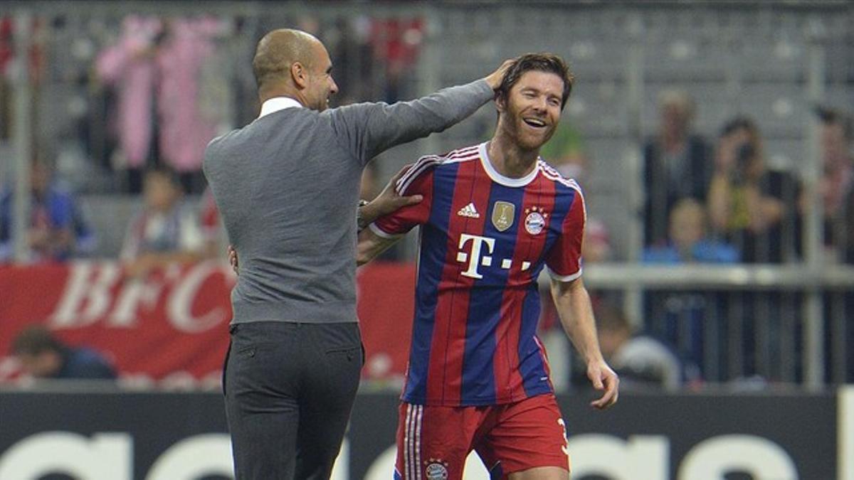 Pep Guardiola felicita a Xabi Alonso en un partido del Bayern.