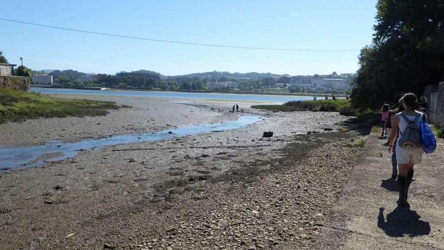 Desembocadura junto a la urbanización O Paraíso en Oleiros, donde se construirá un recinto de lodos tóxicos.