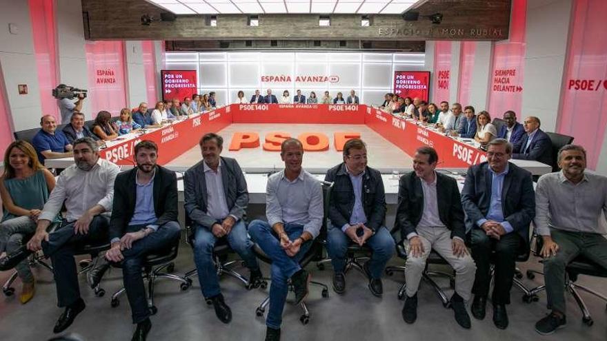 El alcalde de Vigo, Abel Caballero (3º dcha), ayer en la Ejecutiva Federal del PSOE. // Faro