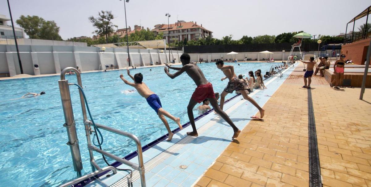La piscina Murcia Parque abrió ayer sus puertas e inauguró la temporada de verano. | JUAN CARLOS CAVAL