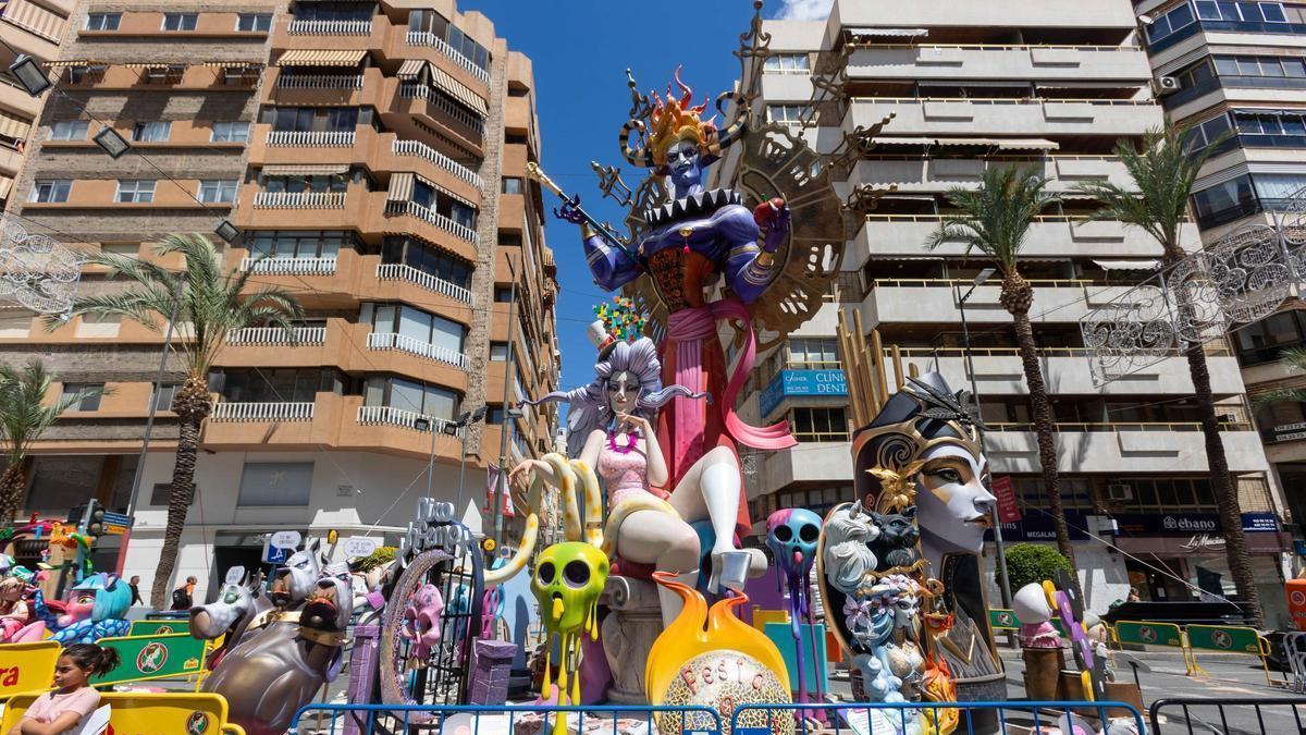 El monumento plantado por Alfonso el Sabio en las Hogueras celebradas en el año 2024