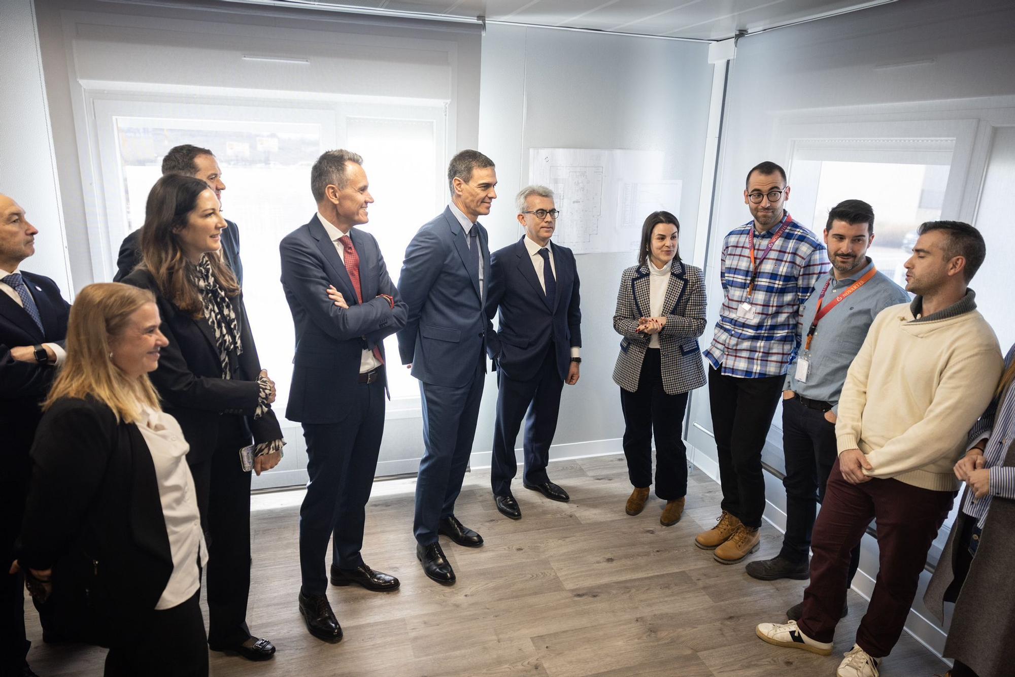 En imágenes | Pedro Sánchez visita las instalaciones de Novartis en La Almunia de Doña Godina