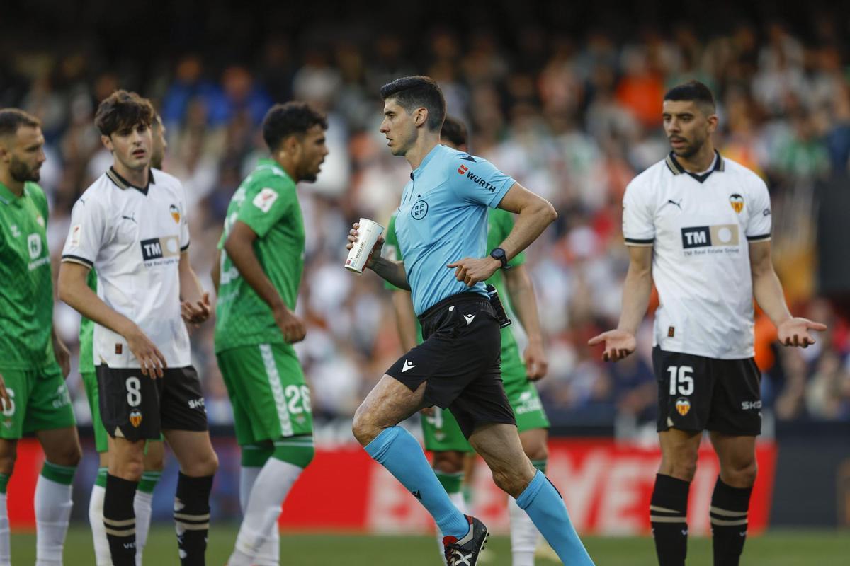 Busquets Ferrer, durante un Valencia - Betis de la pasada temporada en el que recogió un vaso lanzado desde la grada.