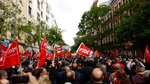 Dirigentes socialistas trasladan su apoyo a Sánchez a su llegada a Ferraz.