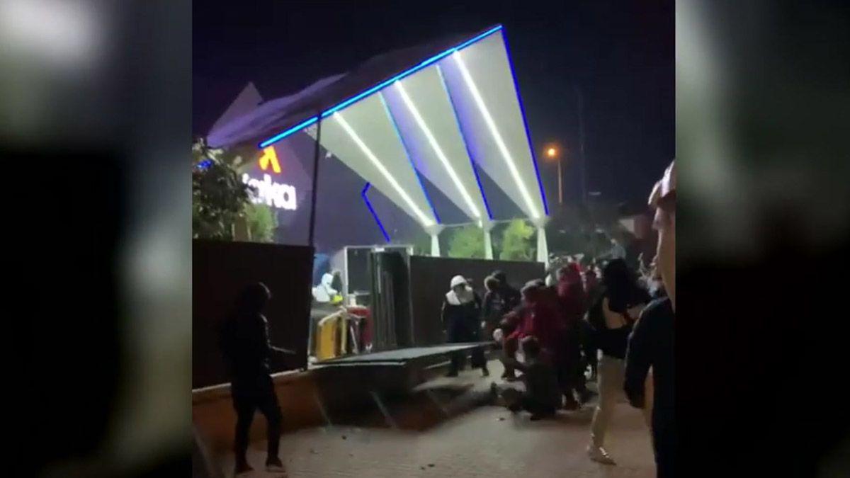 Imatges del llançament d'objectes contra la discoteca