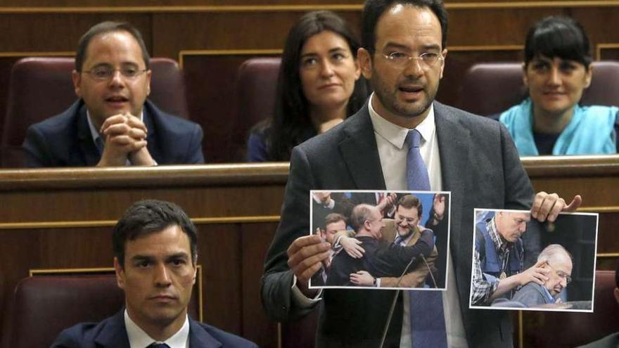 Antonio Hernando, con Pedro Sánchez a su derecha, muestra las fotos de Rato en el pleno del Congreso.