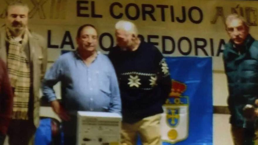 Paredes y González Villamil, con dos socios de la peña.