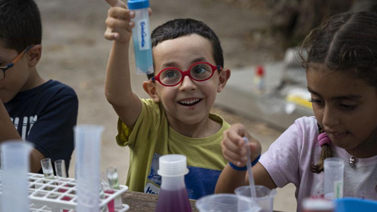 Otros de los jóvenes participantes observan el resultado de la actividad.