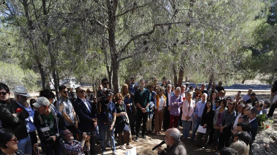 Celebración del 14 de abril en el paredón de España en Paterna