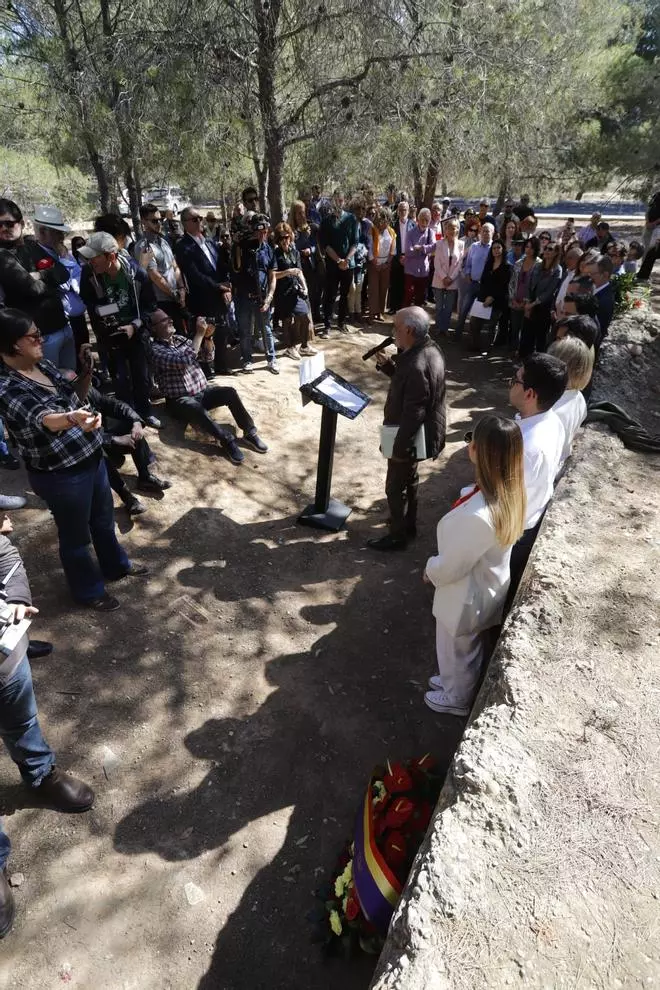 Celebración del 14 de abril en el paredón de España en Paterna