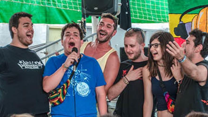 Karaoke en valencià, és una de les activitats programades en el Feslloch.