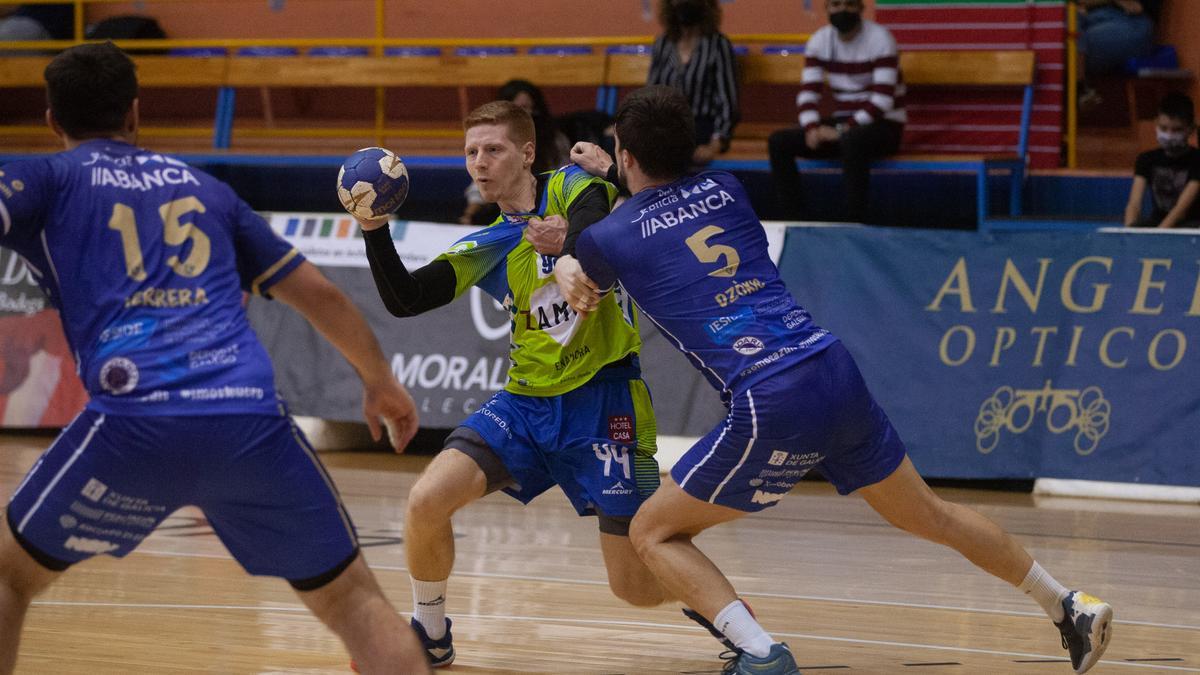 Nico Bono, jugador del BM Zamora, con el balón