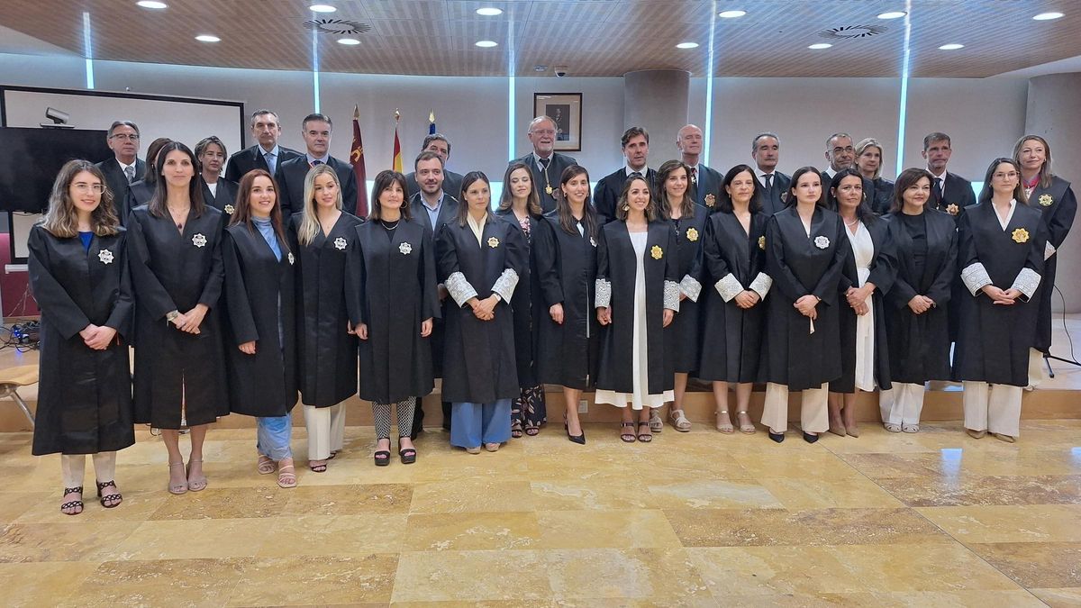 Foto de familia tras el acto institucional con motivo de la apertura de los nuevos primeros tribunales de instancia de la Región.