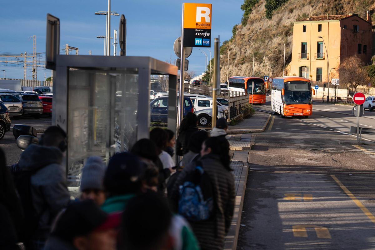 Pasajeros esperan en la estación de autobuses de la estación de Rodalies de Arenys de Mar, que conecta con Blanes