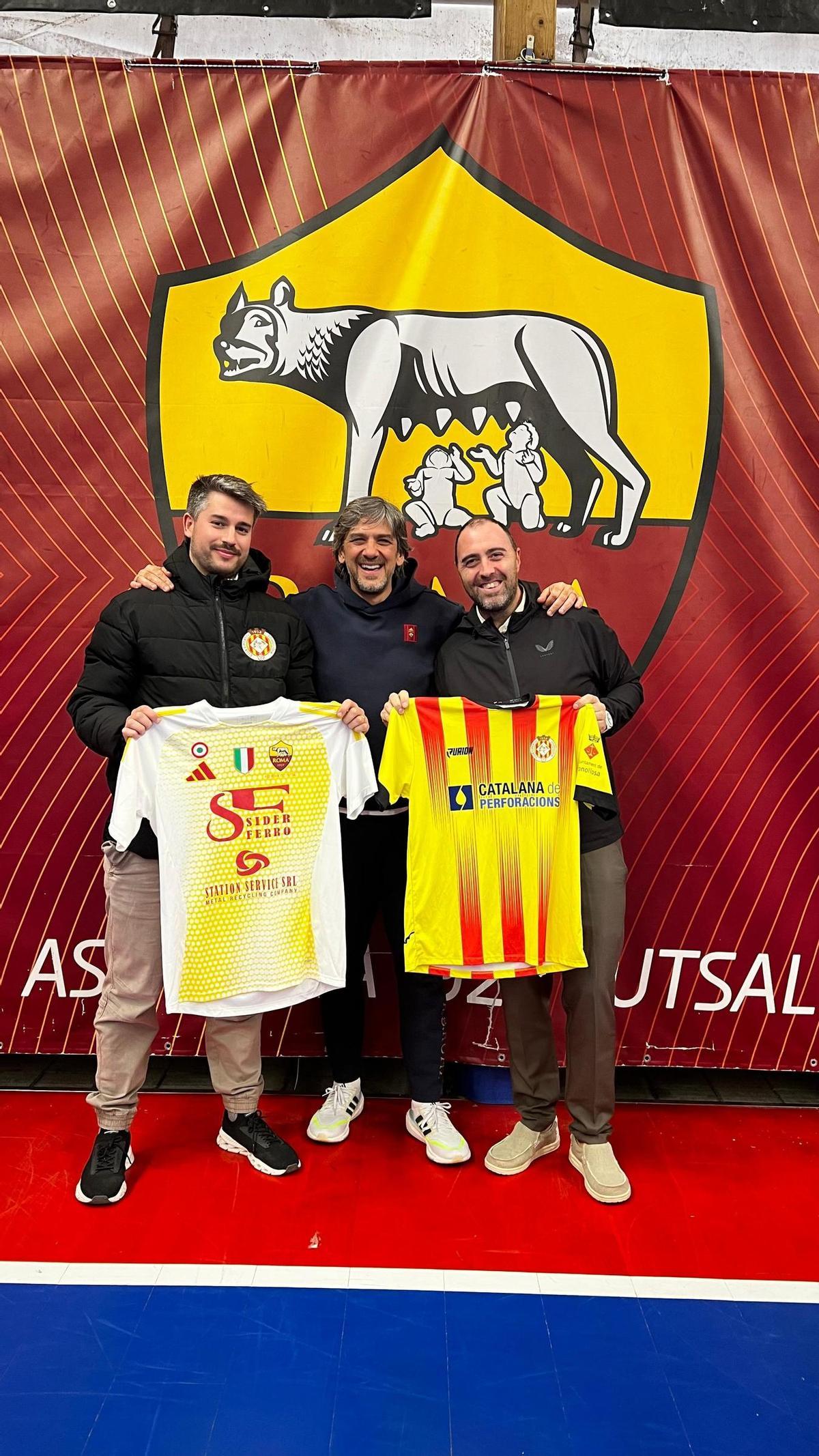 Intercanvi de camisetes entre les dues delegacions