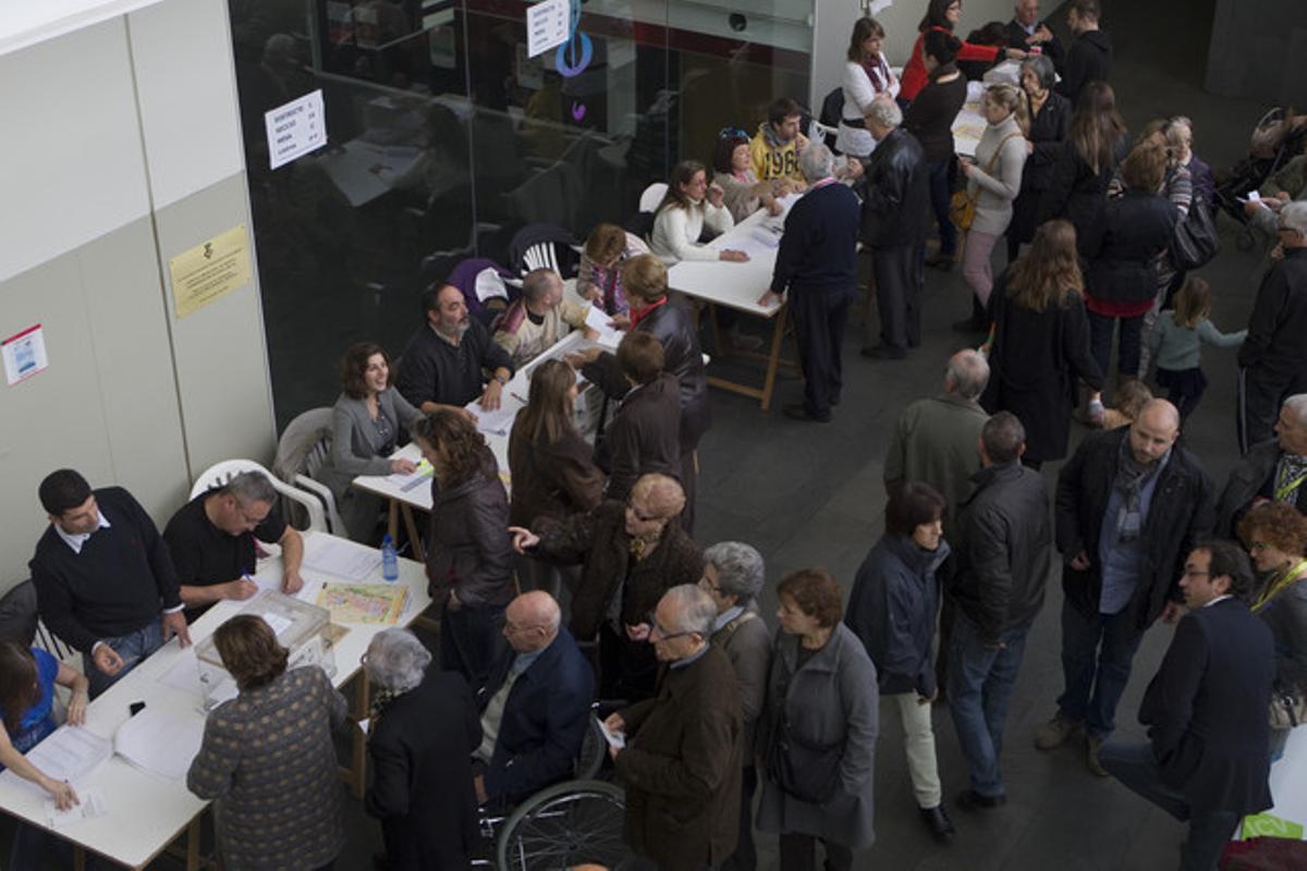 Electores en el Conservatori de Terrassa.